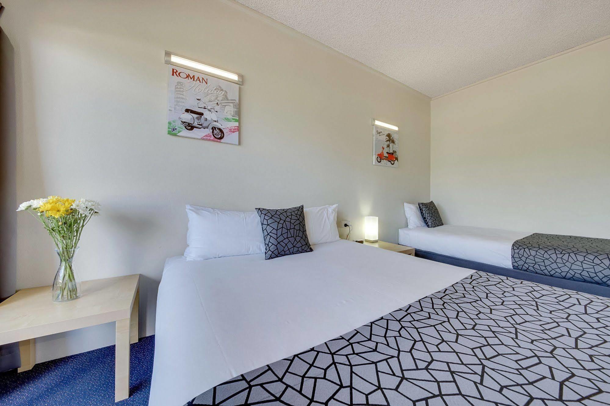 Camelot Motel Gladstone Bagian luar foto
