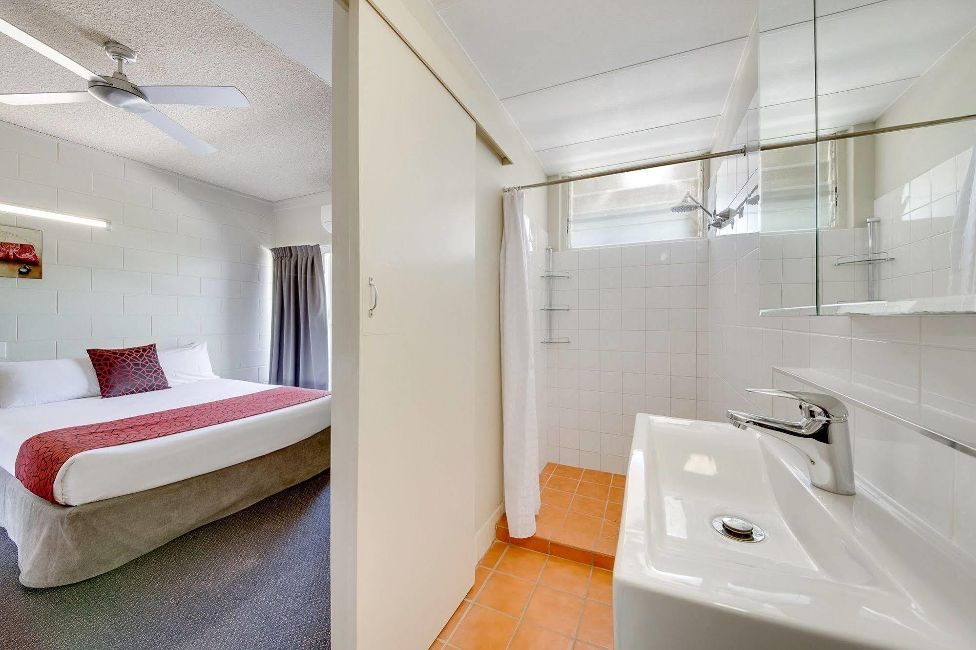 Camelot Motel Gladstone Bagian luar foto